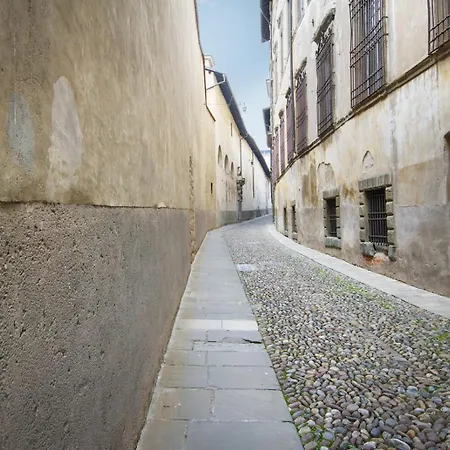 A Casa Di Ross アパート ベルガモ